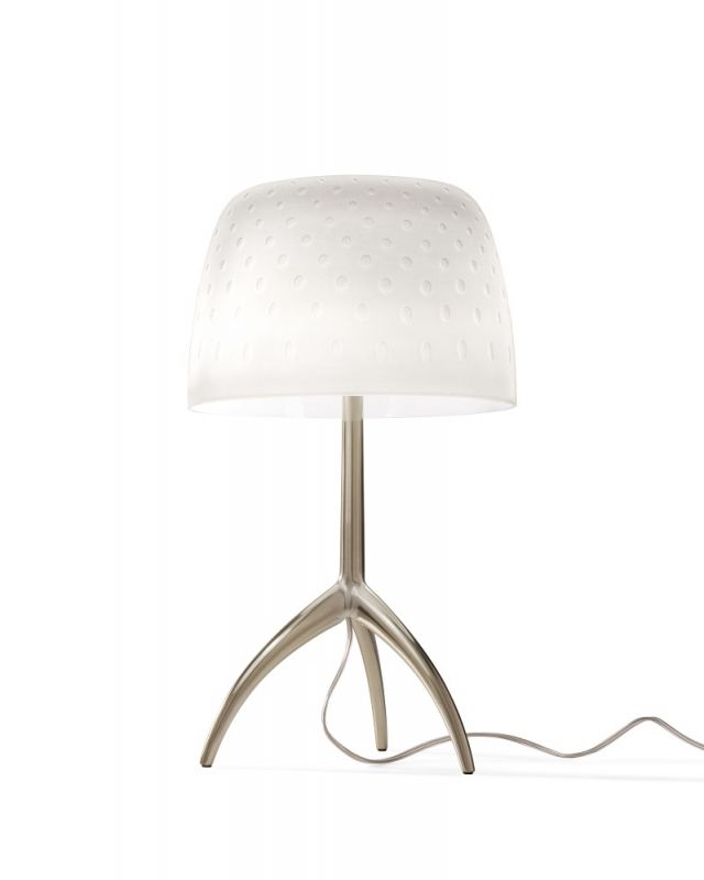Lumiere Tischleuchte von Foscarini: Moderne Lampe mit weißem Schirm und dreibeinigem Fuß.